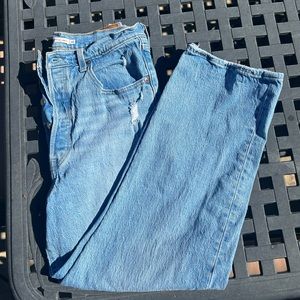 Levi’s Ribcage Straight Ankle Jeans- Light Wash